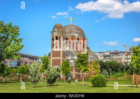 A Pristina, Kosovo - 30 Maggio 2018 - Una grande chiesa ortodossa in un aperto il campo di erba in Kosovo Foto Stock