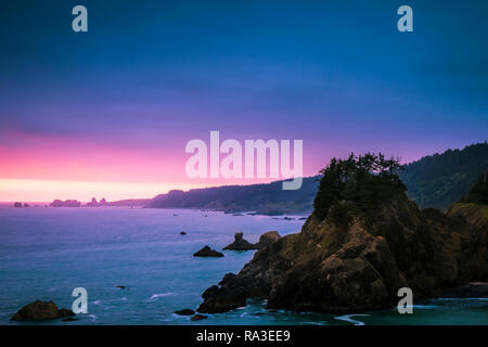 Stack di mare al tramonto lungo la costa dell'Oregon al Samuel H Boardman membro Scenic corridoio Foto Stock