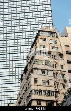 Vecchi e nuovi grattacieli jostle di prestare attenzione a Hong Kong Causeway Bay district Foto Stock