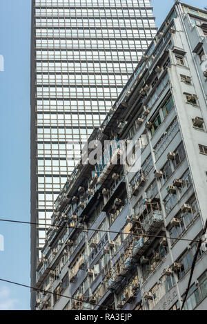 Vecchi e nuovi grattacieli jostle di prestare attenzione a Hong Kong Causeway Bay district Foto Stock