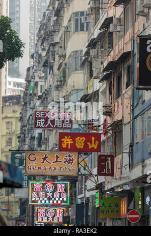 Cartelloni colorati in concorrenza per l'attenzione di Hong Kong Causeway Bay District Foto Stock