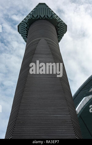 Il pilastro e capitale di rame del monumento in commemorazione del ritorno di Hong Kong alla Cina in Piazza Golden Bauhinia a Wan Chai, Hong Kong Foto Stock