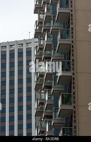 Il balcone di ogni camera apparentemente impilate una sull'altra su questo lussuoso condominio a Wan Chai, Hong Kong. Foto Stock