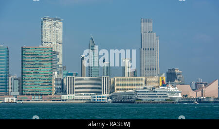 Le torri di Tsim Sha Tsui dominano lo skyline al di sopra del porto di Victoria il centro culturale e l'Ocean Terminal. Foto Stock