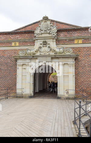 Helsingor, Danimarca - 30 August 2014: vista del cancello di ingresso al palazzo di Kronborg. Palazzo Kronborg, il più importante palazzo rinascimentale nel nord e Foto Stock