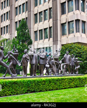 " Comunità " una scultura in bronzo di 21 life-size figure fuori Manulife finanziari capo dell ufficio, Toronto, Ontario, Canada Foto Stock