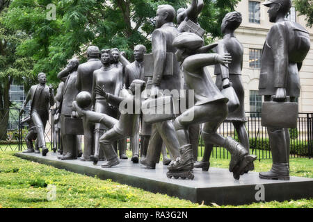 " Comunità " una scultura in bronzo di 21 life-size figure fuori Manulife finanziari capo dell ufficio, Toronto, Ontario, Canada Foto Stock