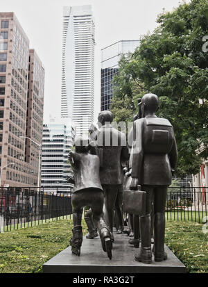 " Comunità " una scultura in bronzo di 21 life-size figure fuori Manulife finanziari capo dell ufficio, Toronto, Ontario, Canada Foto Stock