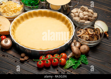 Frollini impasto per la cottura quiche crostata in forma di cottura e ingredienti Foto Stock