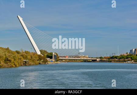 Siviglia Spagna al ponte Alamillo e grande pilone o torre sulle rive del fiume Guadalquivir Foto Stock