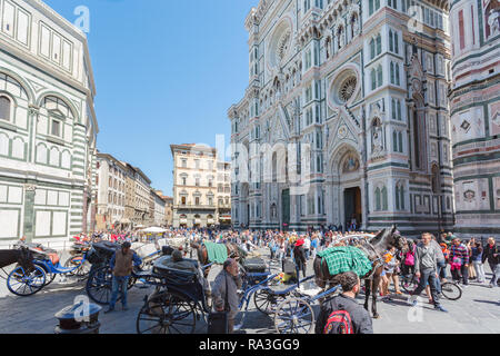 Piazza del Duomo con la Cattedrale di Santa Maria del Fiore a Firenze Foto Stock