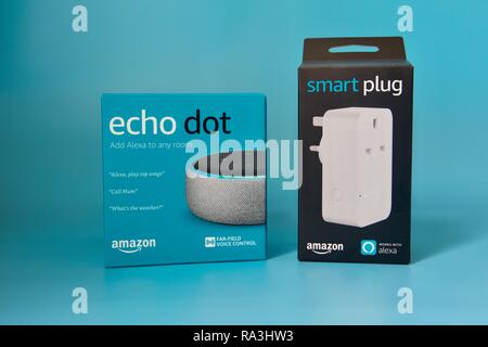 Punto di eco e Smart Plug su uno sfondo blu Foto Stock