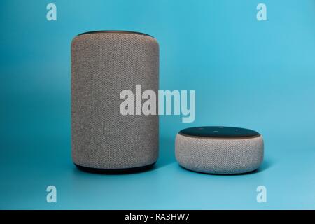 Echo Plus (2° gen.) + Eco Dot (Gen 3) su uno sfondo blu Foto Stock
