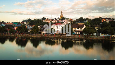 KYAING TONG, MYANMAR - CIRCA NEL DICEMBRE 2017: la vista del lago di Nong Tung e Wat Noi Naw in Kyaing Tong al tramonto. Foto Stock