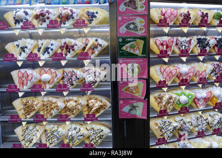 Tokyo, Harajuku, Takeshita street. In plastica per alimenti, menu vari tipi di crêpe offerti in crêpe take-away store Foto Stock