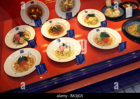In plastica per alimenti, display Display replica di cibi e dolci con prezzi , Tokyo, Giappone Foto Stock