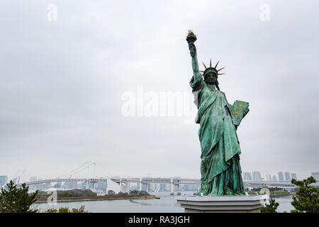 Il Rainbow Bridge e la Statua della Libertà, in Odaiba, presso Tokyo Foto Stock