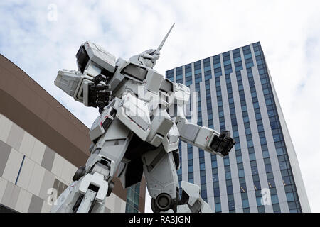 Gundam gigante robot lifesize statua che si trova nella parte anteriore del subacqueo Città, Odaiba, presso Tokyo, Giappone Foto Stock
