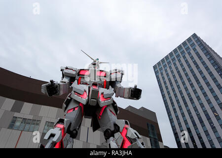 Gundam gigante robot lifesize statua che si trova nella parte anteriore del subacqueo Città, Odaiba, presso Tokyo, Giappone Foto Stock