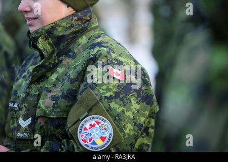 Bucarest, Romania - 1 Dicembre 2018: dettagli con l'uniforme e bandiera di soldati canadesi prendendo parte alla nazionale rumena giorno parata militare Foto Stock