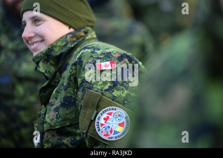 Bucarest, Romania - 1 Dicembre 2018: dettagli con l'uniforme e bandiera di soldati canadesi prendendo parte alla nazionale rumena giorno parata militare Foto Stock