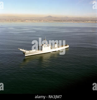 1976 - Una porta vista di prua del serbatoio sbarco nave USS TUSCALOOSA (LST 1187) che sono ancorate al largo del filamento di argento, San Diego, California. Foto Stock