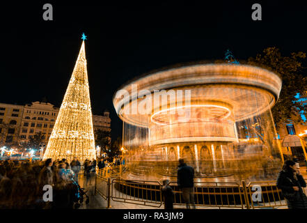 Valencia, Spagna. Dicembre 2018: Fiera di Natale con la giostra Modernisme sulla piazza del municipio di Valencia, Spagna. Foto Stock