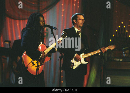 12/17/1998 - Fotografia di Tracy Chapman e Eric Clapton effettuando in corrispondenza di una casa Bianca Special Olympics cena Foto Stock