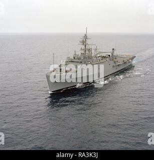 1977 - Un'antenna porta vista di prua del trasporto anfibio dock USS DULUTH (LPD 6) in corso. Foto Stock