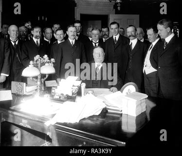 Il presidente William Howard Taft firma Arizona statualità bill. ca. 1909-1913 (Taft bill firma) Foto Stock