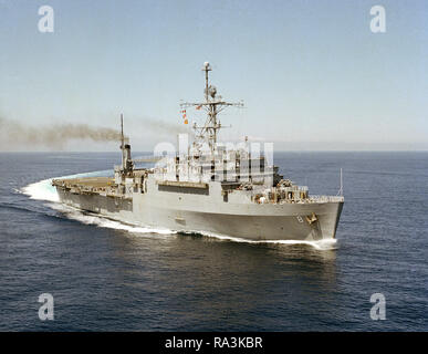 1976 - Porta vista di prua del trasporto anfibio dock USS DUBUQUE (LPD 8) in corso durante il test dello sterzo. Foto Stock