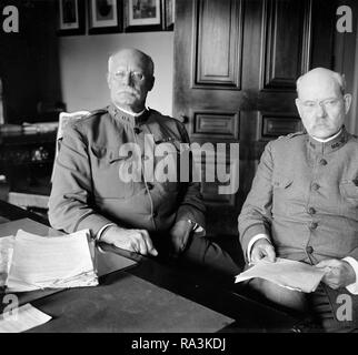 Hugh L. Scott & Tasker H. Bliss al banco ca. 1910-1920 Foto Stock