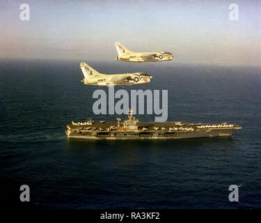 1979 - antenna di una vista di tribordo della centrale nucleare-powered portaerei USS NIMITZ (CVN-68) in corso con due A-7E Corsair II aeromobili da Light Attack Squadron 82 (VA-82) in volo sopra la nave. Foto Stock