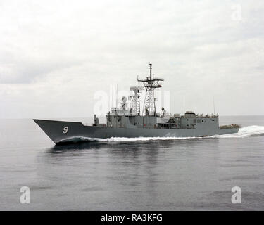 1979 - porta antenna vista del missile fregata USS WADSWORTH (FFG 9) in corso. Foto Stock