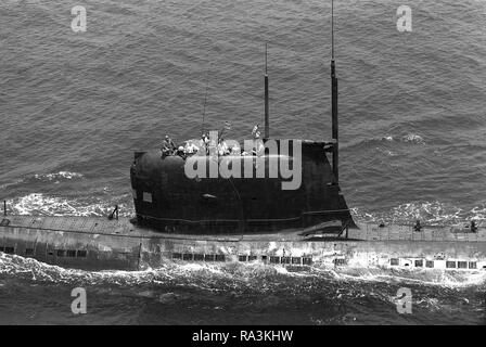 1976 - Una vista della porta di prua cupola del sonar di Foxtrot sovietica sottomarino di classe mentre la nave è in corso. Foto Stock