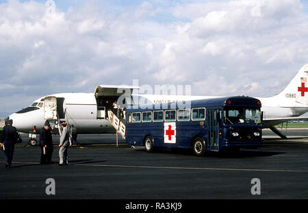 1981 - Vista laterale sinistra di una C-9un Usignolo aeromobile dal cinquantacinquesimo Istituto di medicina aeronautica Airlift Squadron, durante il trasferimento di quattro americani e il belga ambasciatore in Egitto, ad un bus di medici che li porterà a Wiesbaden ospedale. I cinque uomini sono stati feriti durante l'assassinio del presidente egiziano Anwar Sadat. Foto Stock