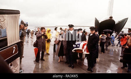 1978 - superstiti del rappresentante Leo J. Ryan e il suo partito, uccisi dai seguaci del Reverendo Jim Jones durante una visita alla Guyana, soddisfare i corpi come essi arrivano all'aeroporto. Foto Stock