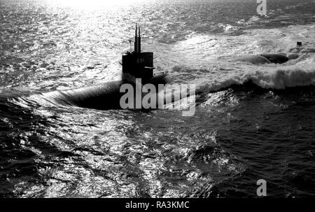 1977 - Antenna di prua porta vista dell'energia nucleare sottomarino attacco USS MEMPHIS (SSN-691) in corso. Foto Stock