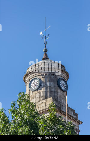 Il Porto / Portogallo - 10/02/2018 : torre decorativa vista elemento presso il Palacio da Bolsa edificio, sul Porto Foto Stock