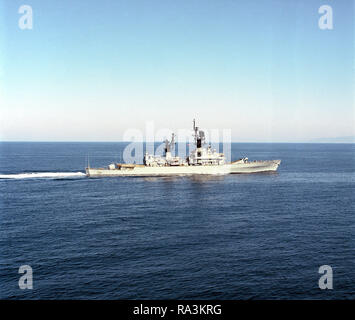 1976 - un fascio di tribordo vista del missile cruiser USS JOUETT (CG 29) in corso nei pressi di San Clemente in Isola. Foto Stock