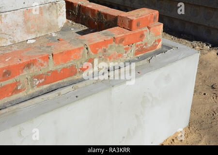 Casa muro di fondazione impermeabilizzazione con membrana bitume Foto Stock