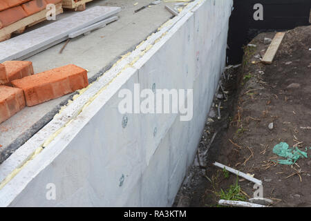 Isolamento di fondazione. Muro di casa foundation isolamento con impermeabilizzazione Foto Stock