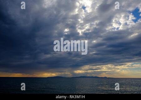 Thunderclouds al tramonto sulla spiaggia di Punta Ala, nei pressi di Castiglione della Pescaia, Toscana, Italia Foto Stock