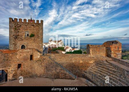 Castelo de Monsaraz con village, Monsaraz, Alentejo, Portogallo Foto Stock