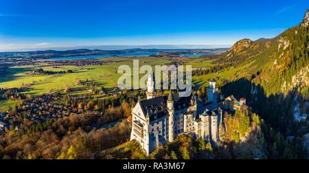 Drone shot, il Castello di Neuschwanstein in autunno, Forggensee, Schwangau, Ostallgäu, Algovia, Svevia, Alta Baviera, Germania, dietro Foto Stock