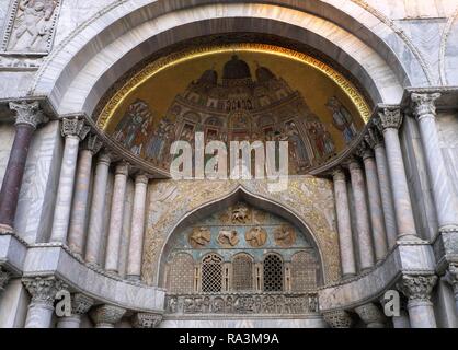 Portale di ingresso con artistico mosaico, la Cattedrale di San Marco, Basilica di San Marco, Piazza San Marco, Piazza San Marco, Venezia Foto Stock