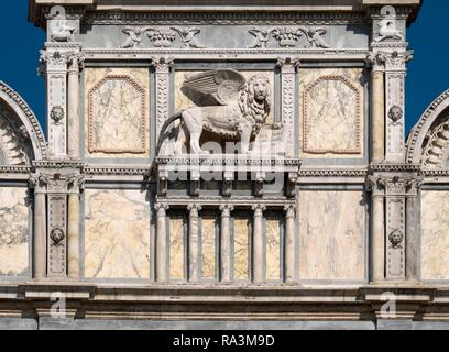 Leone veneziano sulla facciata, Scuola Grande di San Marco, Venezia, Veneto, Italia Foto Stock