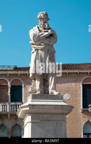 Niccolò Tommaseo, statua di Francesco Barzaghi sul Campo Santo Stefano, Venezia, Veneto, Italia Foto Stock