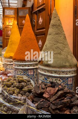 Le spezie e le erbe in vendita nel mercato di Marrakech Marrakech, Marocco Foto Stock