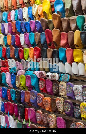 Marocchino tradizionale pantofole, babouches, sul display in mercati di Marrakech Marrakech, Marocco Foto Stock